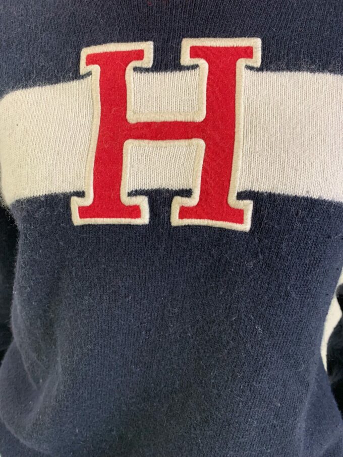 Tommy sweater big H bewerkt 2 scaled